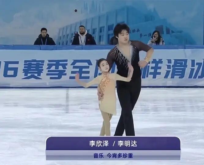 花样滑冰两小将体型差距大引发热议！2025/2026赛季全国花样滑冰锦标赛双人
