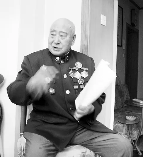1943年，两名伪军打扫战场时，发现一个八路军还活着，正要上前补刀，这个八路军轻