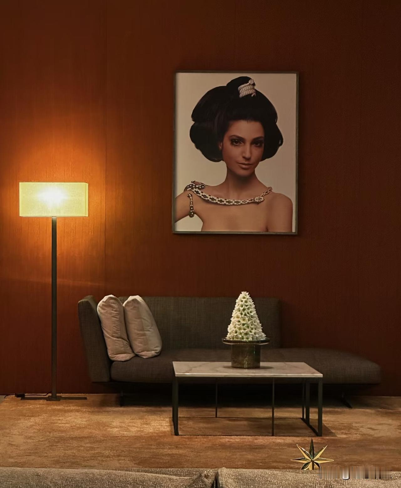 一西班牙女子因上班每天到得太早了被开除。这真是中国人的命，偏偏发生在了西班牙。