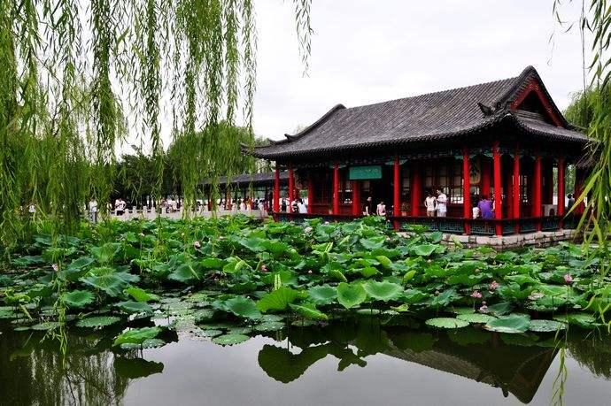 游览济南大明湖时，蓦地忆起民国时期山东军阀张宗昌所写的《大明湖》，此诗竟也粗中有