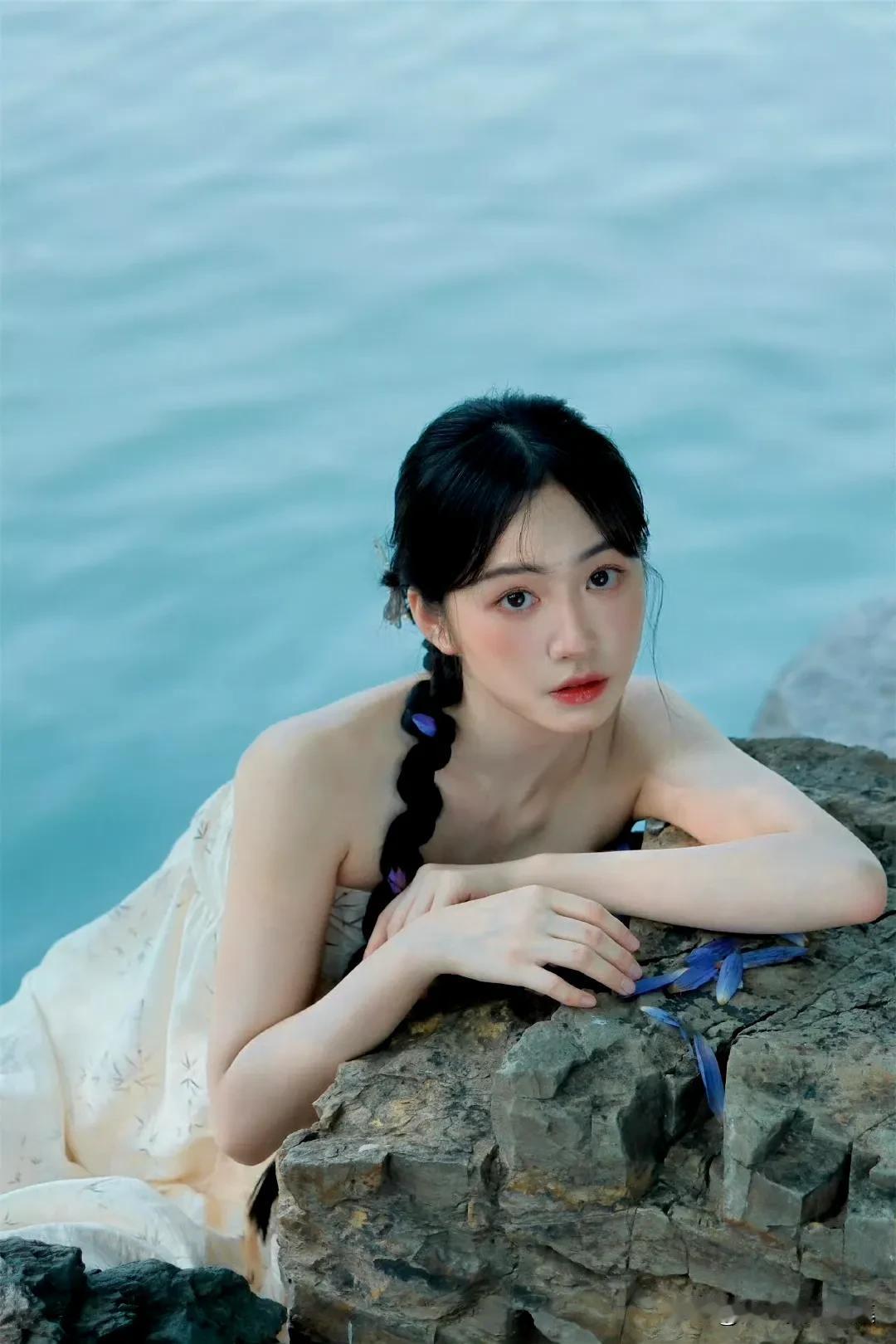 杨肸子这名字一出来，就带着满满的青春气息，跟《夏日青春笔记》适配度拉满。想象一下