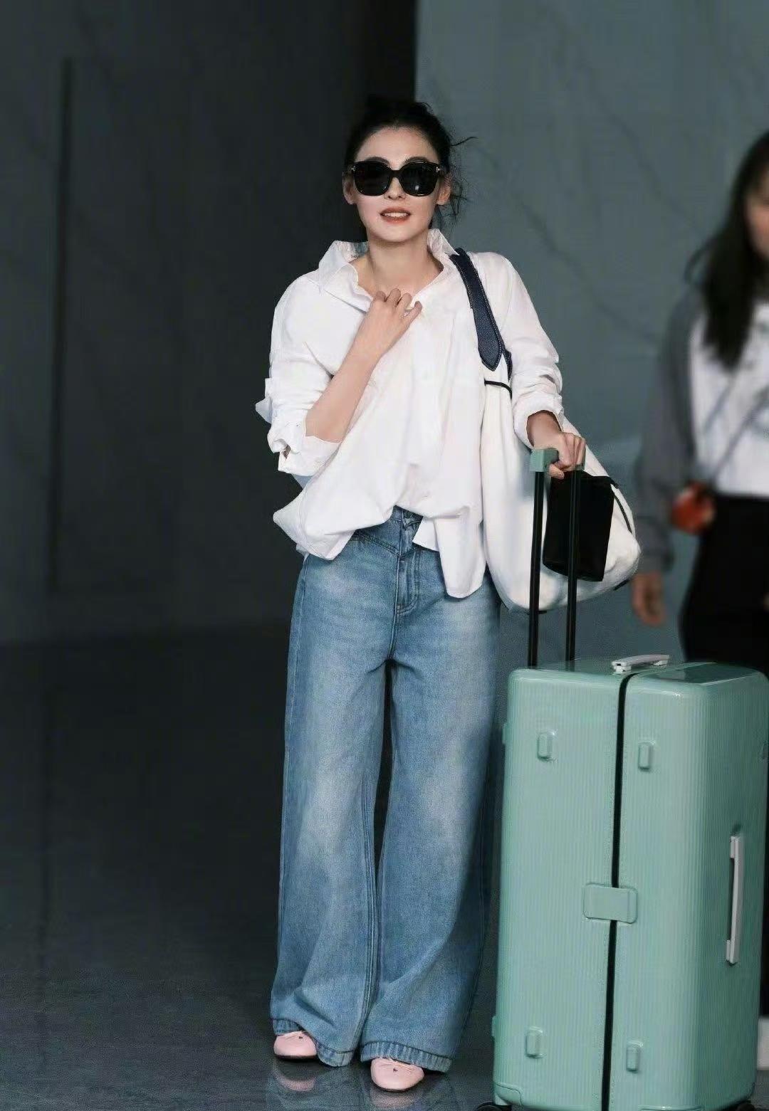 张柏芝这中年穿搭绝了！白衬衫配阔腿裤，简简单单却超显年轻，气质直接爆棚！