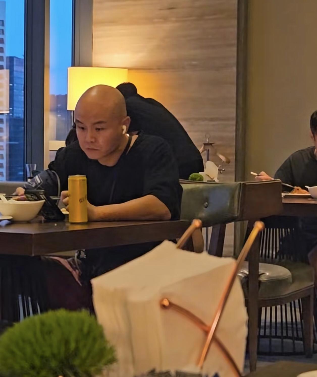 深圳蛇口偶遇乐嘉，他在五星级希尔顿酒店吃饭，很久没看见他了，他的模样还跟以前差不