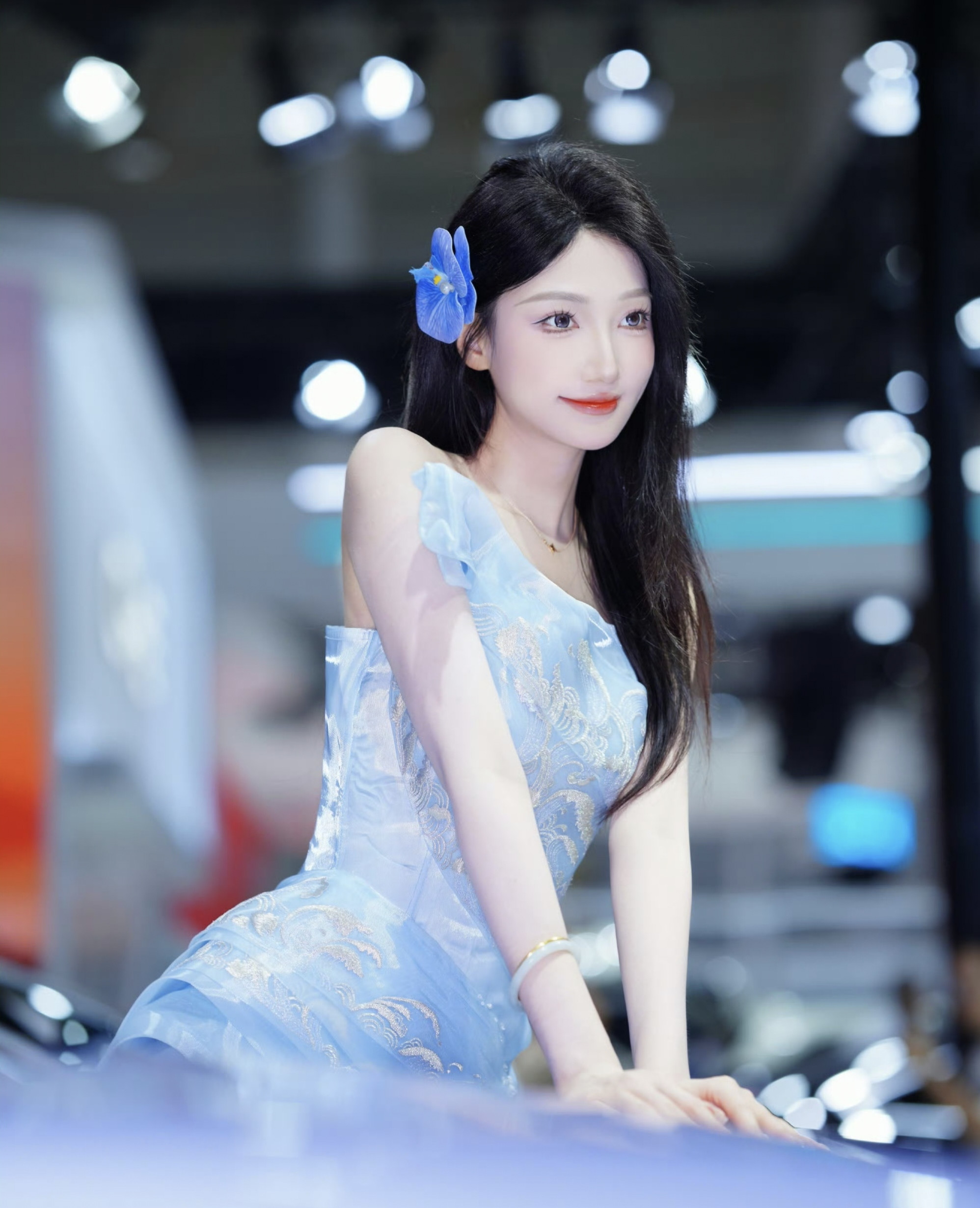 车模界颜值天花板！百变穿搭演绎时尚盛宴，完美身材让人移不开眼