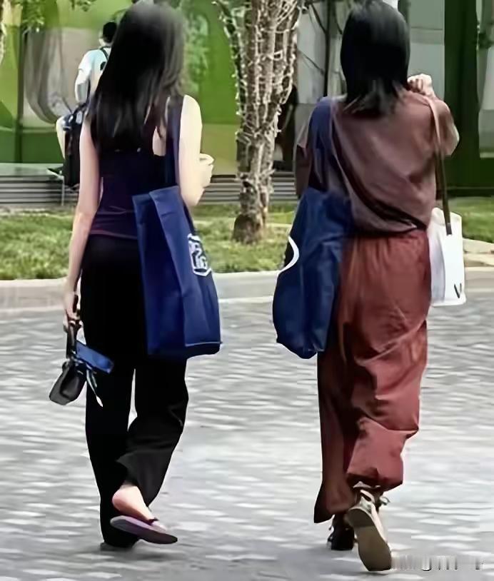 李嫣假期回来就会在第一时间去看妹妹，她很喜欢妹妹李夏。也会和海哈金喜一起购物逛街