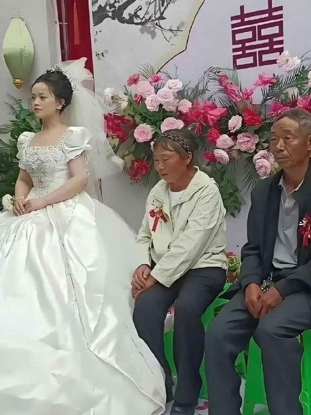 订婚本该喜气洋洋，这对老两口却满脸愁容半点笑意都无！18万彩礼、五金，再加
