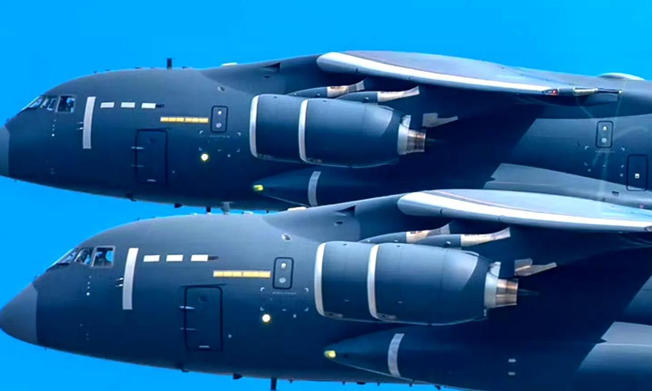 Y-20MRTT编队飞行！宰相肚里能撑船，每架能装油超过100吨！主要为六爷、威