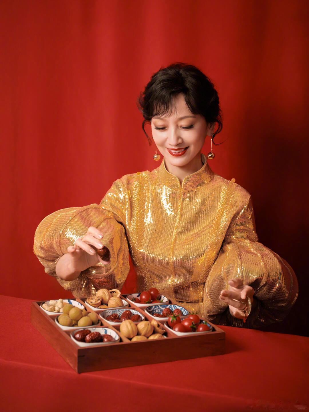 赵雅芝小小的脸上全是五官赵雅芝晒自拍自嘲对着手机傻笑，小巧的脸庞上五官精致又协