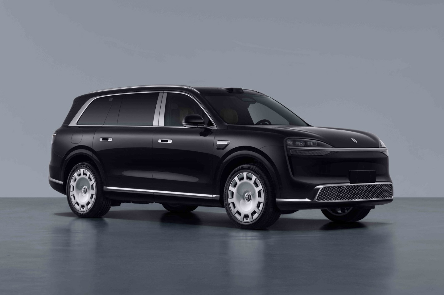 问界M9Ultimate领世加长版完成工信部申报。车长5402mm，轴距323