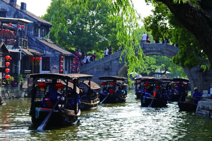浙江·西塘古镇，走进古镇，廊棚苍老，弄堂幽深，似乎进入了久远的历史……​​​