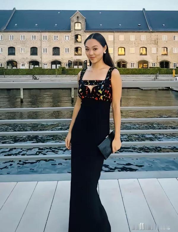 李连杰大女儿晒出近照，看照片背景，她应该是在度假当中！有一说一，她的长相，是很典型的ABC，一看就是