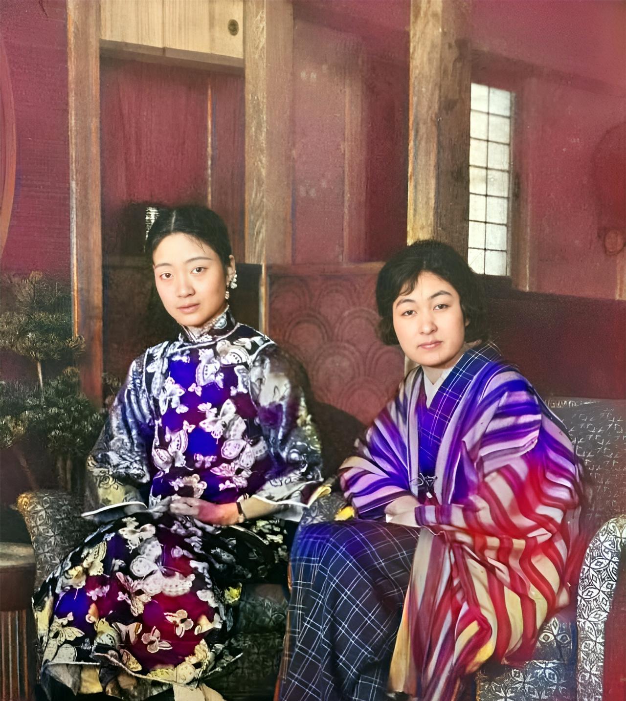 这是身穿竖领旗袍的末代皇后婉容（左）与一名日本女子。婉容的颜值算不上清朝皇后中最
