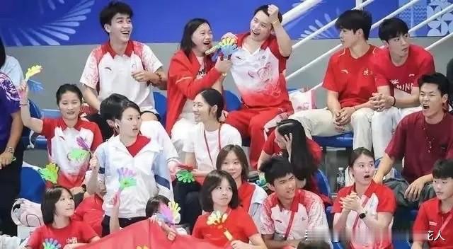 全红婵看比赛直接扎俩男运动员中间，一点儿不扭捏，还跟陈艾森聊得热乎！好多人觉得她