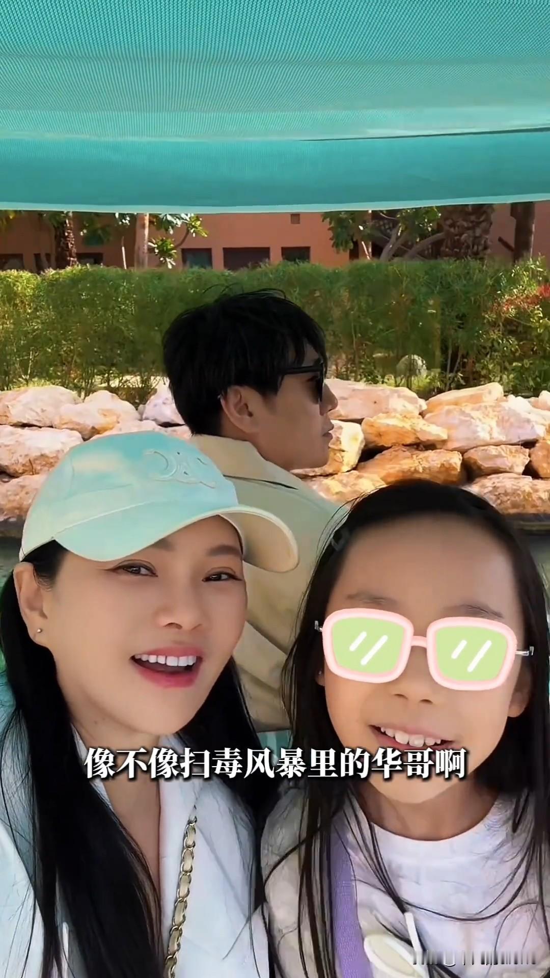 12月28日，伊能静更新旅行vlog，她带着一家人去迪拜度假啦，同行的有伊能静、