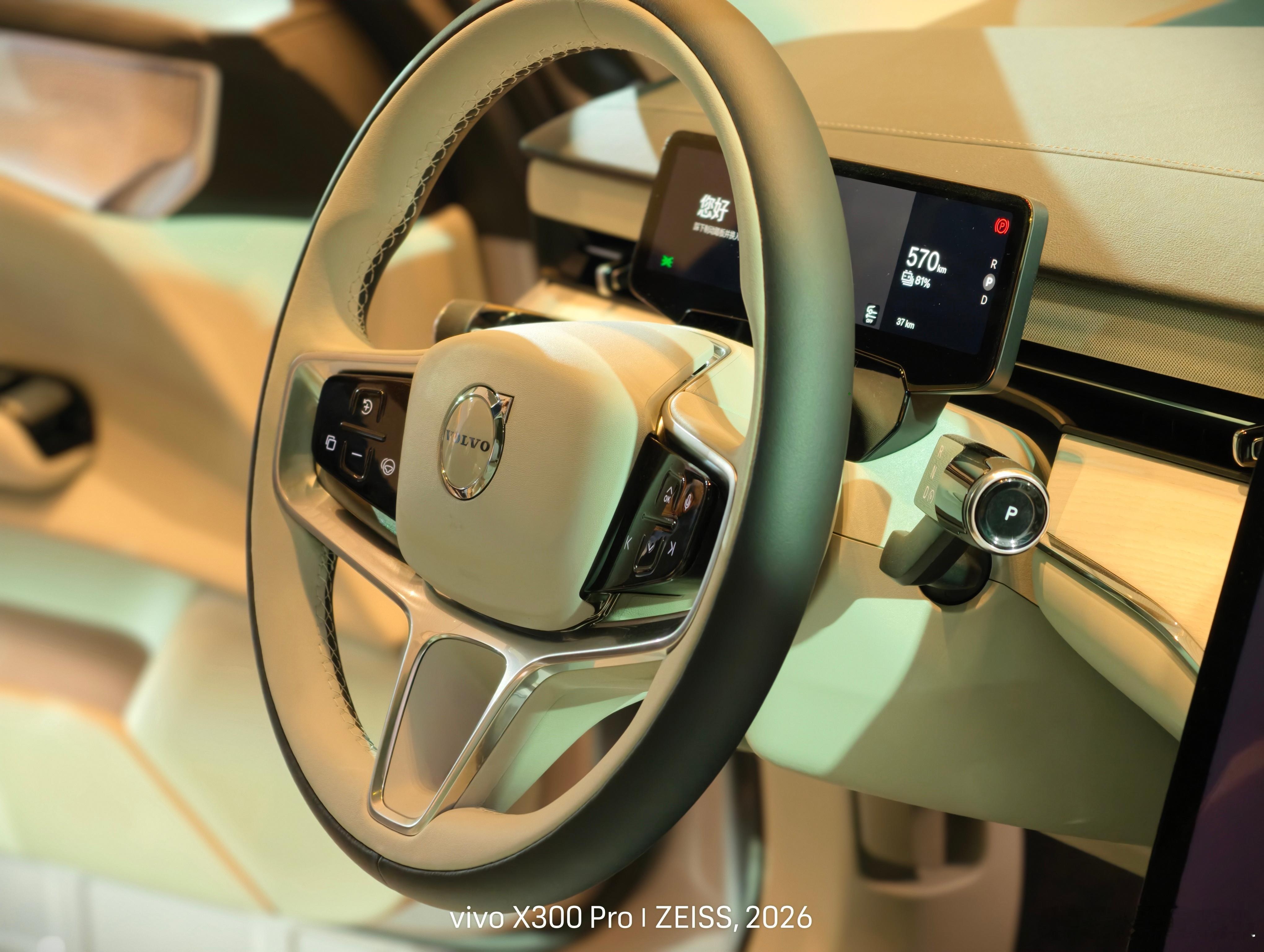 沃尔沃ES90。这车少了一些超凡脱俗的疏离感，亲和感跟XC70很接近，你只能从一