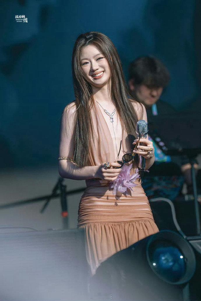 谁懂啊！单依纯的嘴巴自带精致感，这颜值要是去做唇模，绝对能撑起一片天​​​