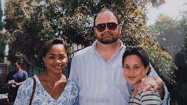 难怪哈里和梅根看对眼儿了，两人在经济独立以后，毫不犹豫的背叛了原生家庭。很多人