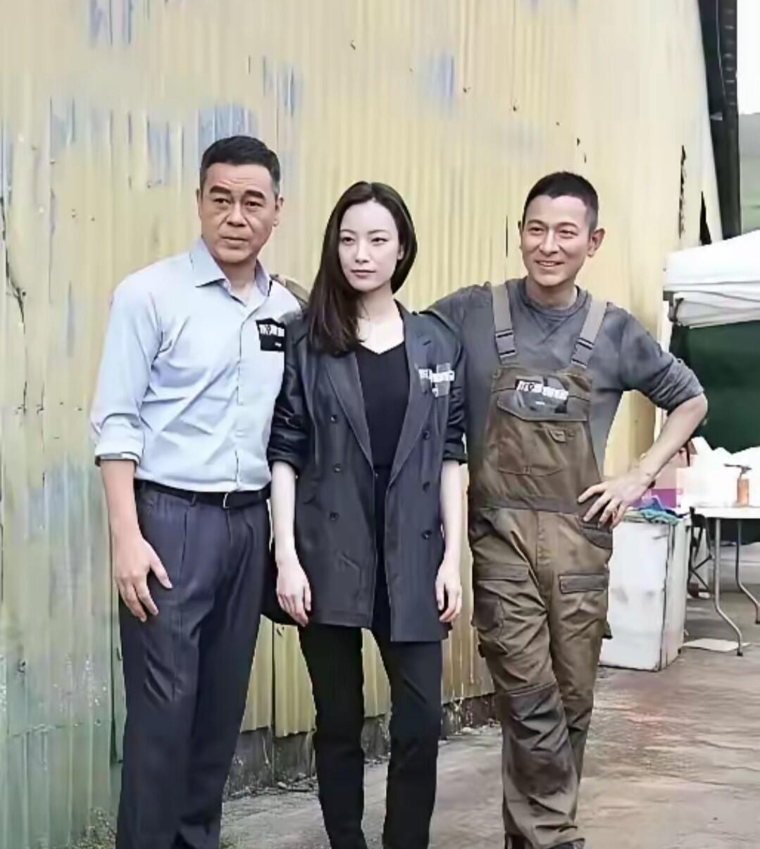 这样一对比，虽然刘德华个子不高，但看上去很帅，有男人味的帅，左边的是这个满脸皱纹