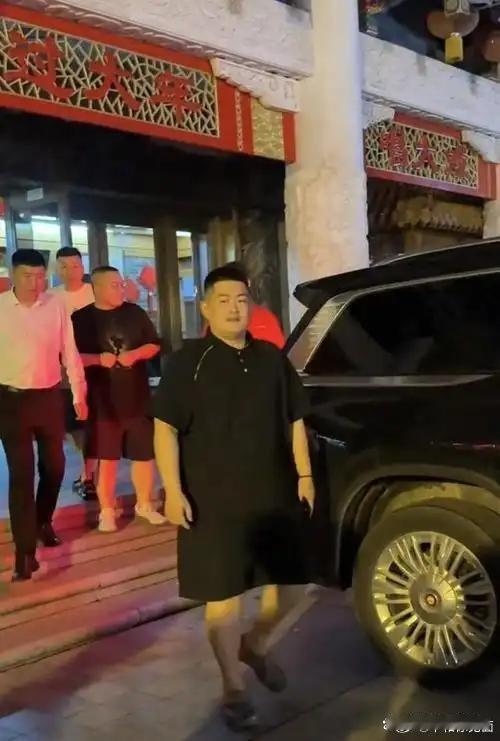 赵大牛正式接管本山集团日常运营，内部刚完成架构交接，演艺与管理分开，台前演出交由