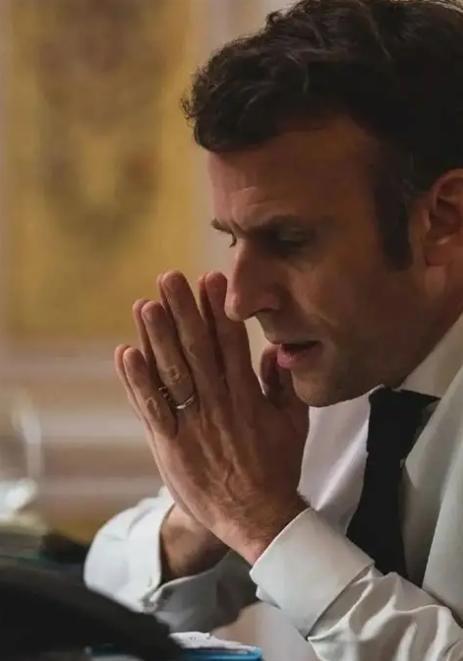 48岁，一国总统，亲手给自己的政治生命画上了句号。4月23日，马克龙当众宣布：十