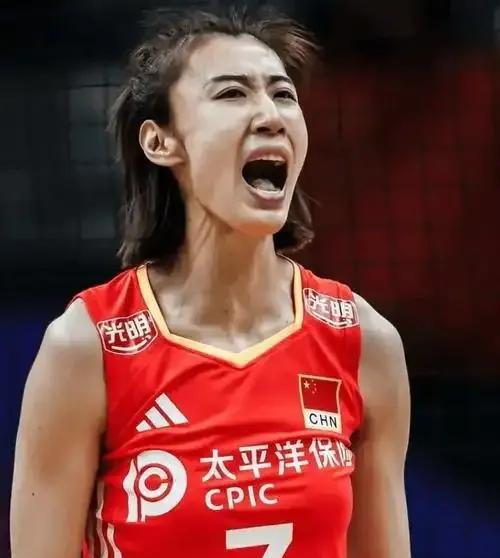 对阵法国副攻表现完美!昨晚，中国女排3-0战胜法国队，拿到了VNL北京站的第二