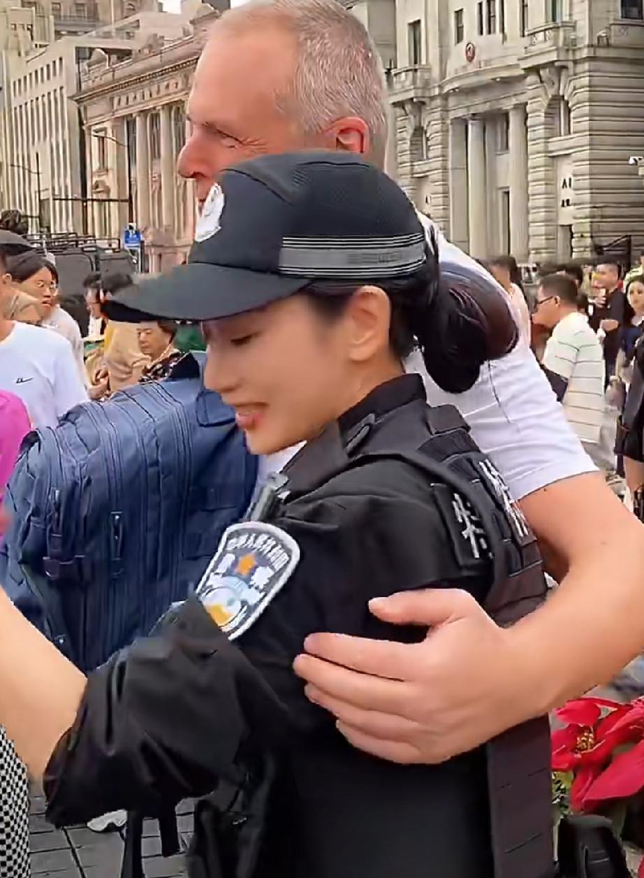 上海外滩，一名外国男游客找女特警合影，谁也没料到，在合影时他突然伸手搂住女特警。