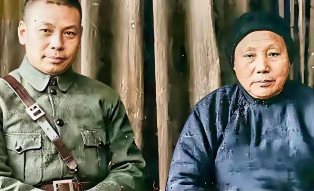 蒋经国长得不到像父亲蒋介石，无论面孔身材都不像。蒋经国长得像母亲毛福梅，面孔