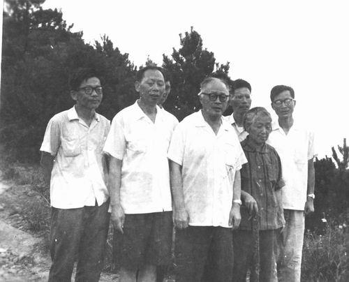 1978年庐山五老峰，中国物理学会第三次核物理会议，第一排左起顾以藩、李寿楠、王