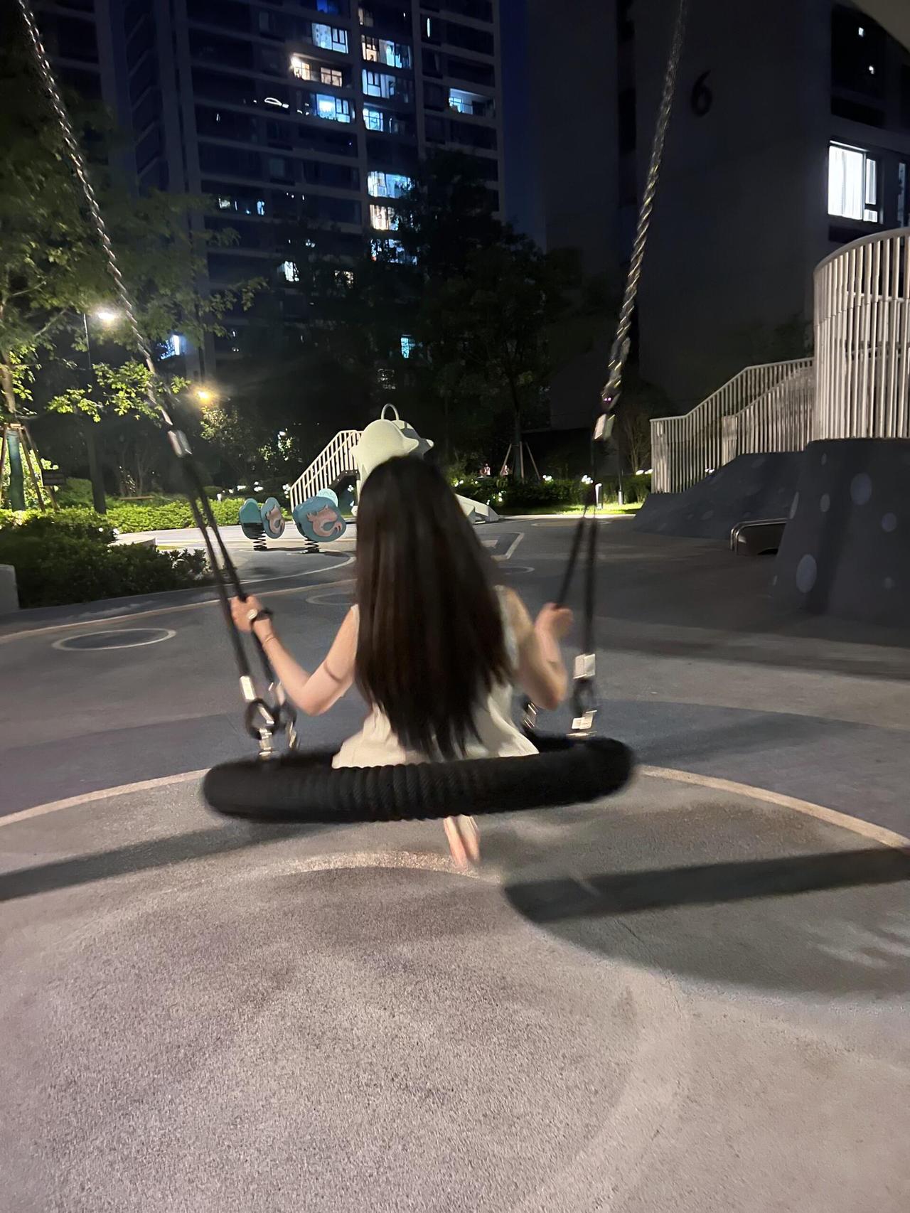 一位情感专家说：“男女之间，感情是幌子，性是需求，利益才是根本。一旦利益