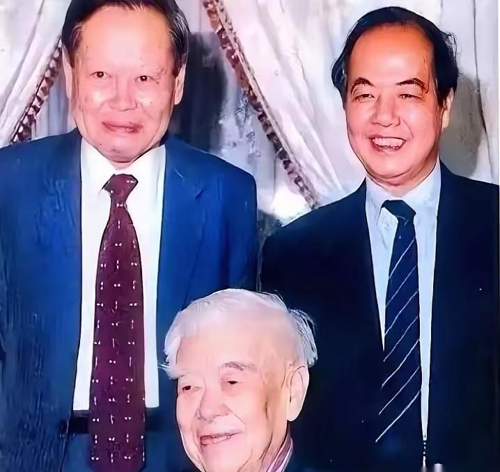 一辈子王不见王，老死不相往来的两个人，居然同框了。而且姿态还那么低，恭恭敬敬地