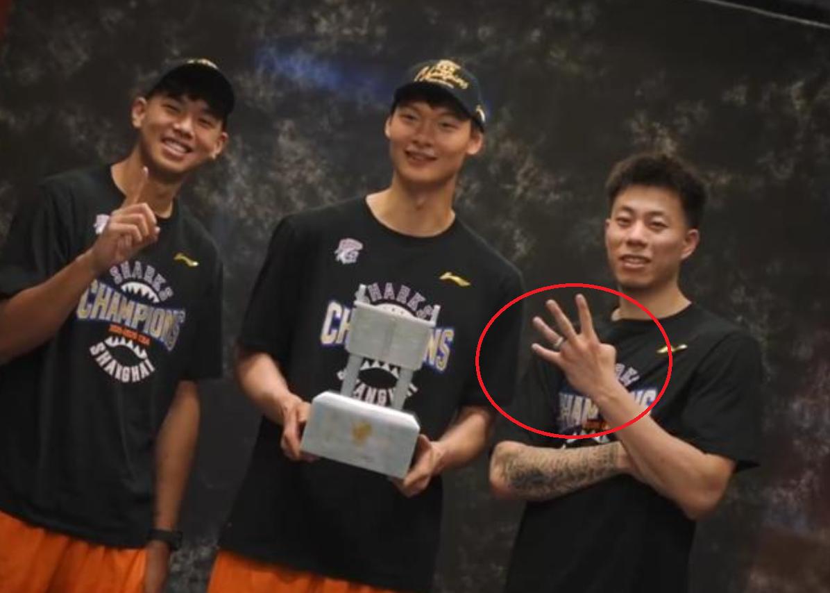 上海队总冠军写真照片出炉，张镇麟最得意，王哲林很稳重！本赛季，上海队成为了CB