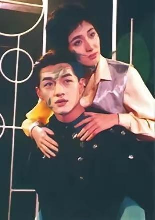 李亚鹏也曾有过自己的颜值高光时刻。图一便是他相貌最为出众的时期。在李嫣出生前后，