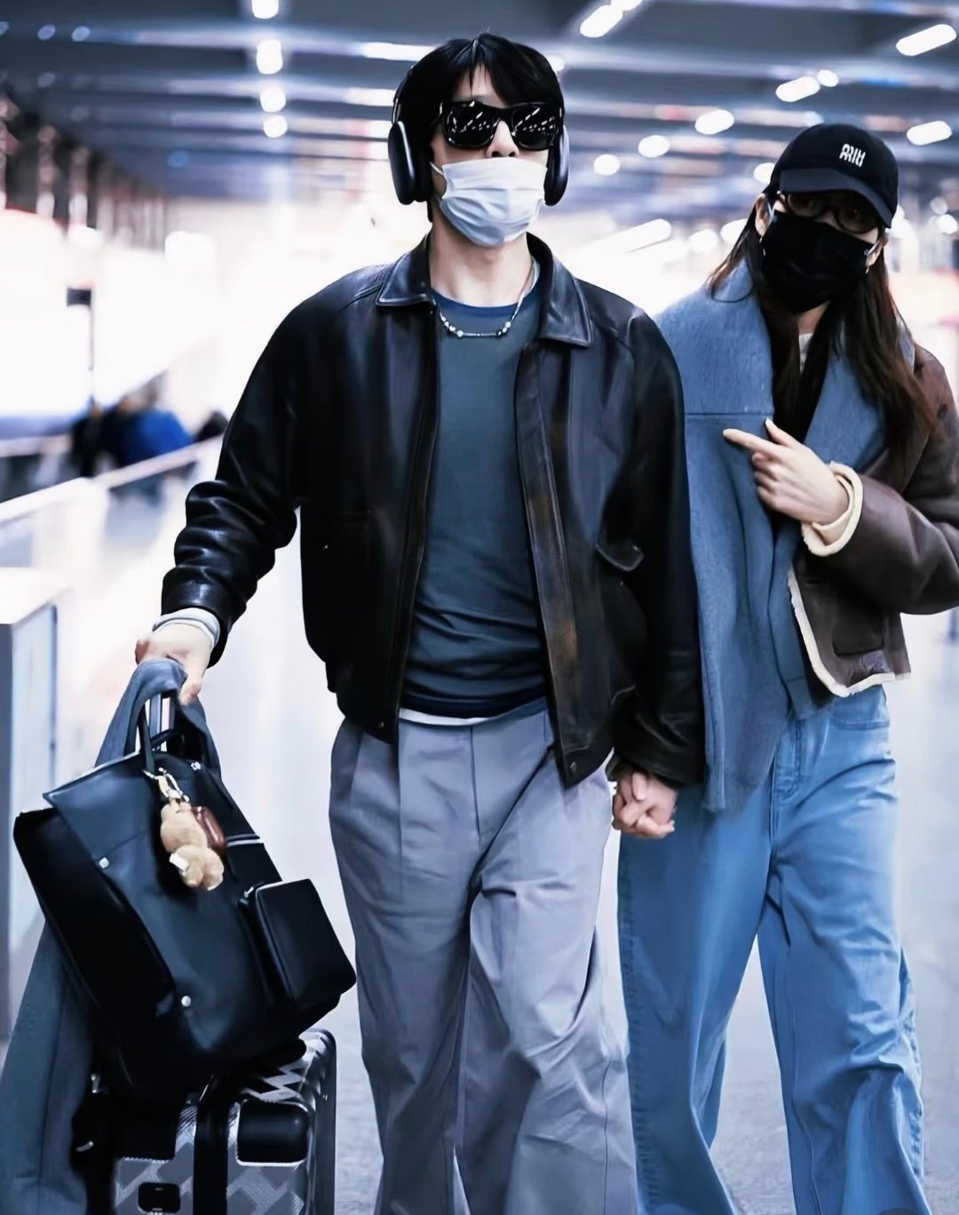 井柏然刘雯大大方方井柏然和刘雯这对也太好磕了吧！香奈儿大秀同框，俩人都穿黑色