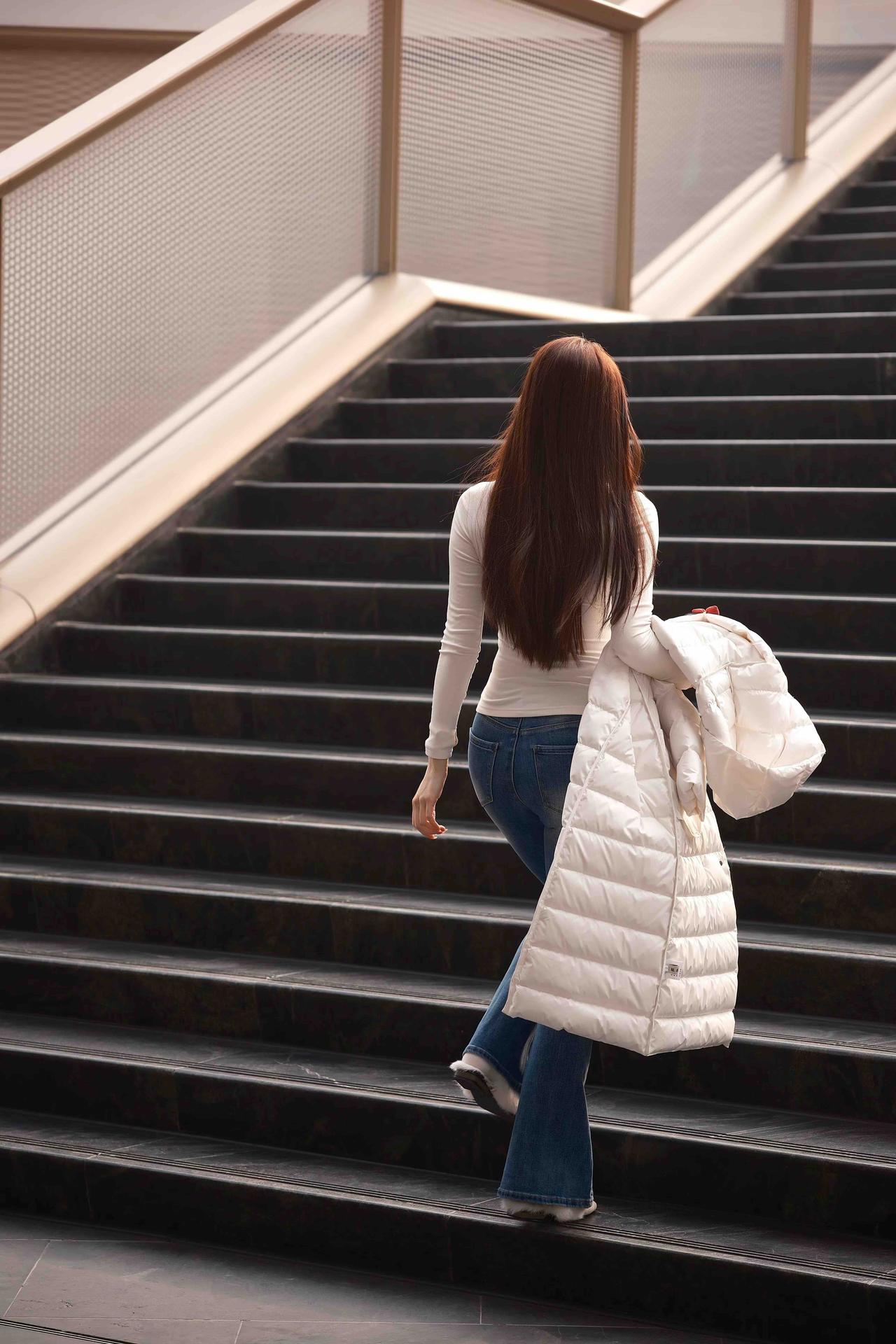 ✨「一抹白+一抹蓝」的松弛感公式｜冬日时髦精的万能公式软糯高领针织裹住温柔