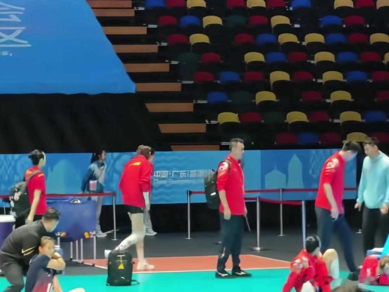 球迷曝出朱婷赛后直接路过龚翔宇、刁琳宇、张常宁身侧，扭头就走，彼此都没有打招呼，