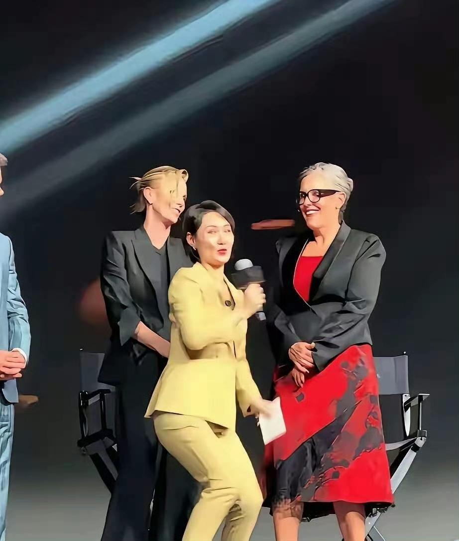 她为什么要半蹲采访？《奥德赛》团队来华路演，主持人陈璇半蹲采访引发争议，难道站