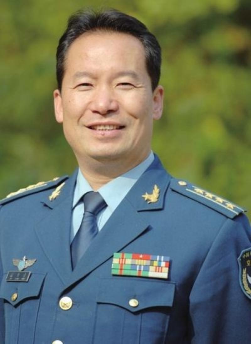 徐勇凌，1962年生于杭州，军人世家，国际级功勋试飞员、歼-10核心试飞专家，1