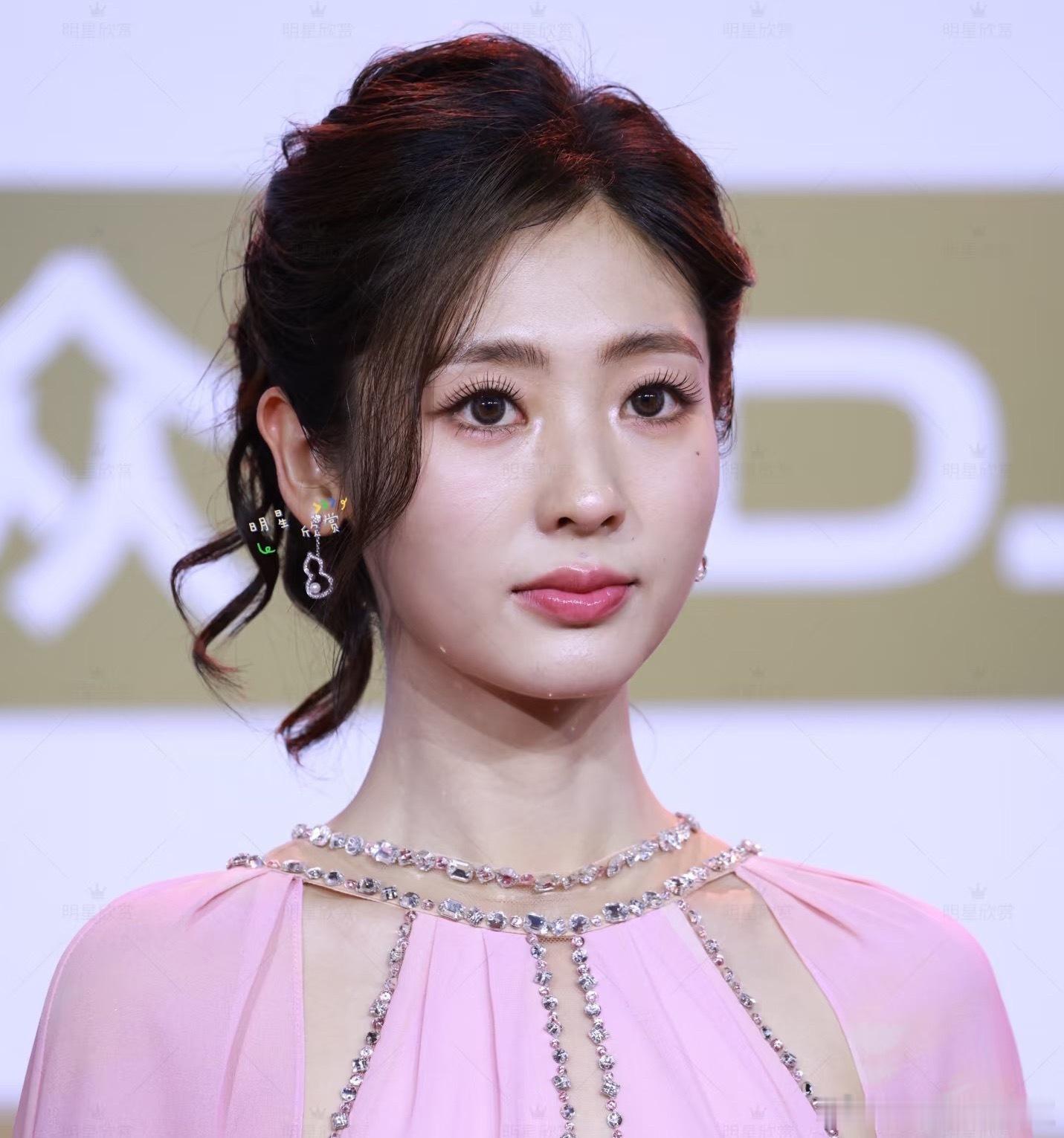 生图能吊打90%🌸，脸没有任何硬伤，可惜不红
