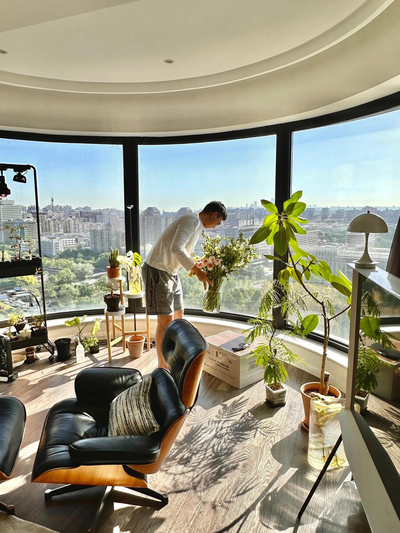 我认识一个北京男生，今年34岁，他有房，不大，但有一个拱形的落地窗，每天下午，阳