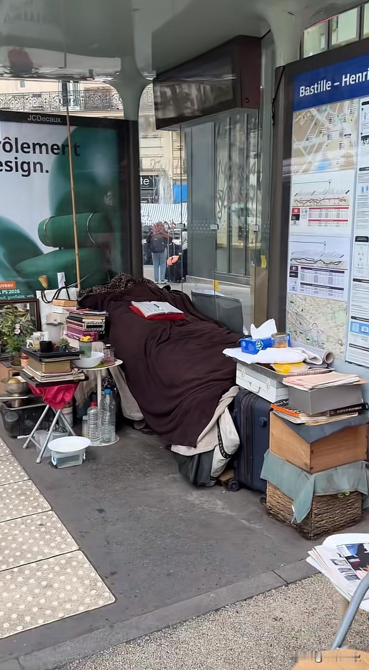 法国街头一流浪汉的居所