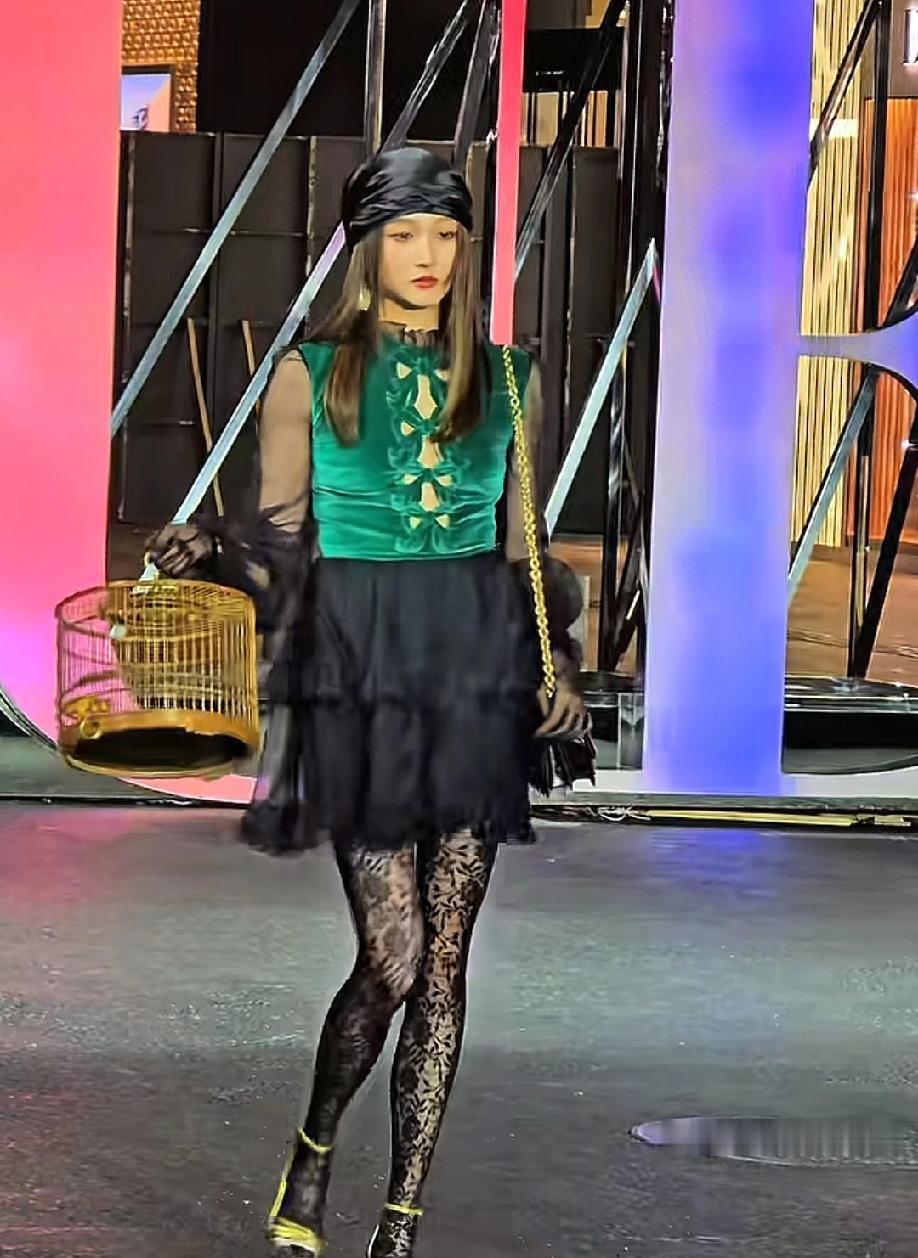 别被“在逃格格”的玩笑骗了。关晓彤抬手行礼的弧度，是照着清宫图谱练的。她在综