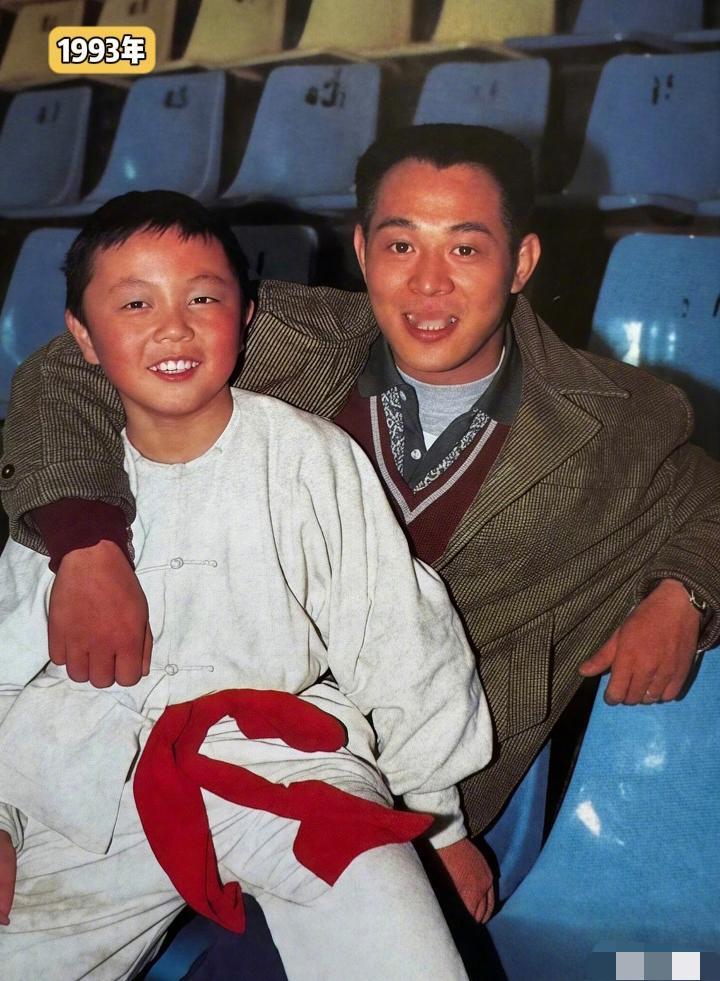 当年给李连杰演儿子的谢苗都开始显老了～他一个轮椅上的人又站起来了～真神奇李连杰