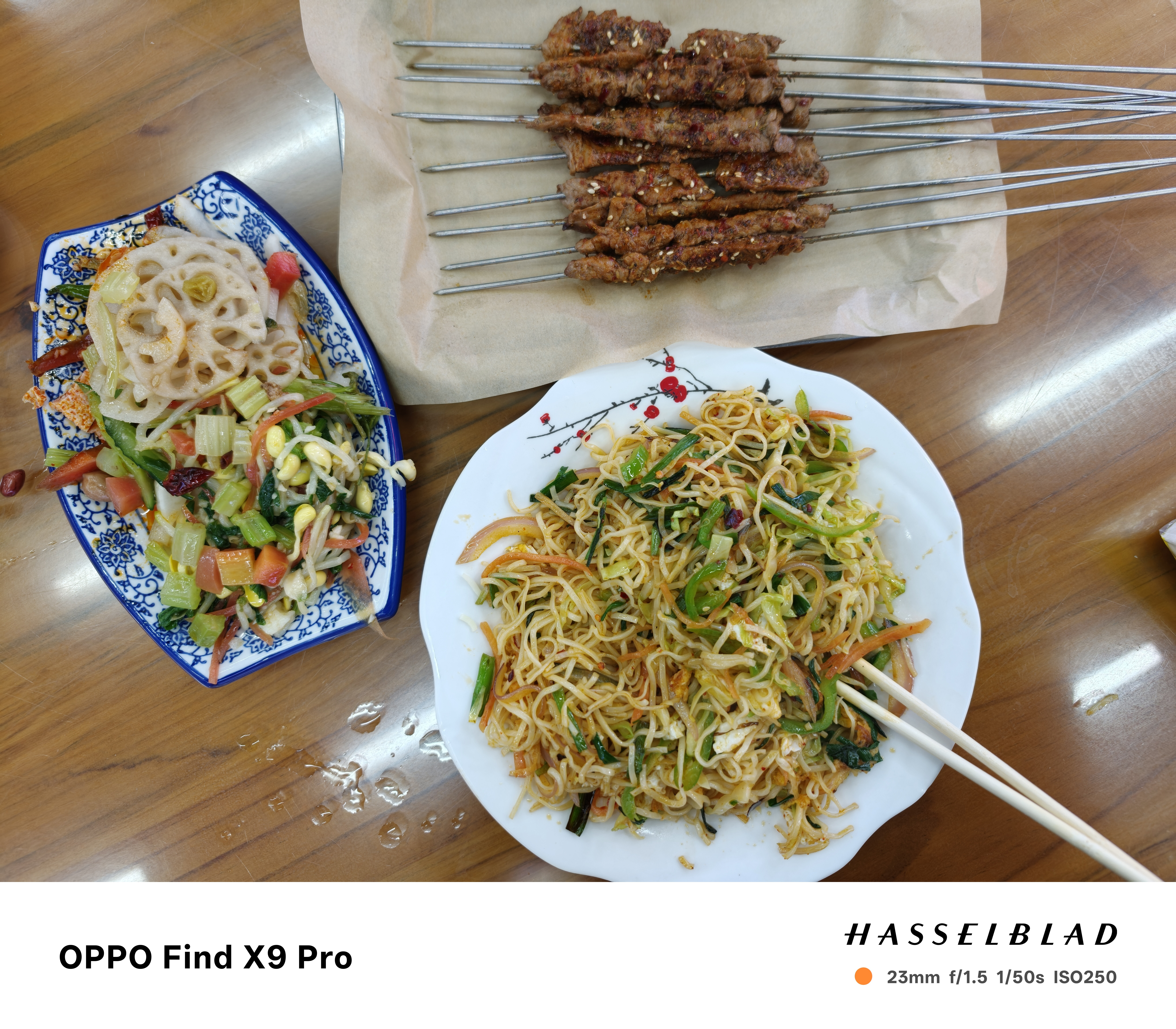 炒细面配上烤肉，再来个素拼，一个人的晚餐，简简单单。