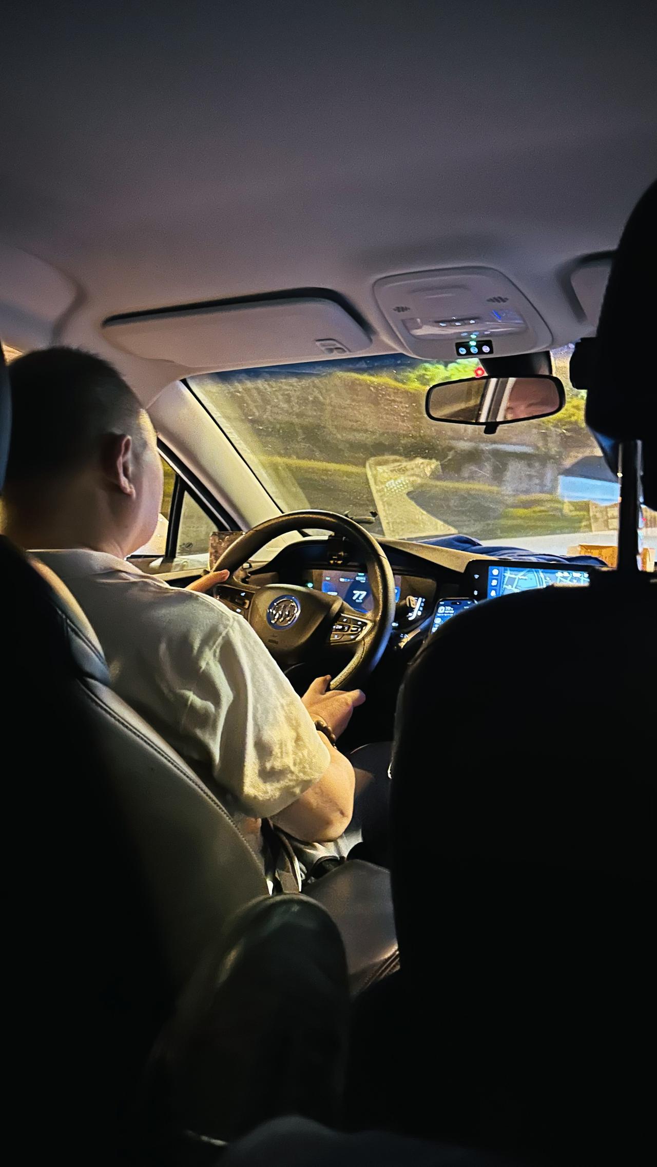 在南京打车准备宵夜附近没专车，滴滴给我推荐快车，我单纯以为就是接单快来