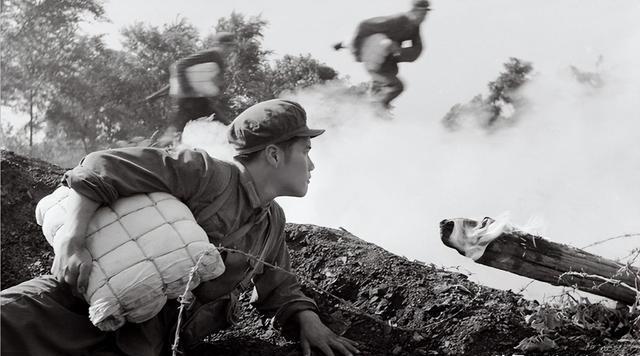 为什么炸药包不用金属包裹也能有那么大威力？说白了，炸药包就不是用来炸人的，根本没