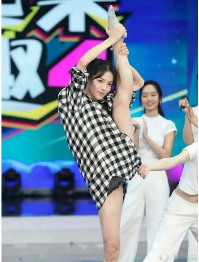 原来当年给钟楚曦拉衣角的是苗苗！当时钟楚曦表演一字马，衣服有点不太合适，一不小心