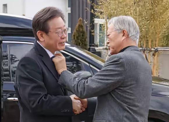 到底是敌还是友？李在明曾多次拜访前总统文在寅。文在寅是少见的卸任后不会被清算的韩