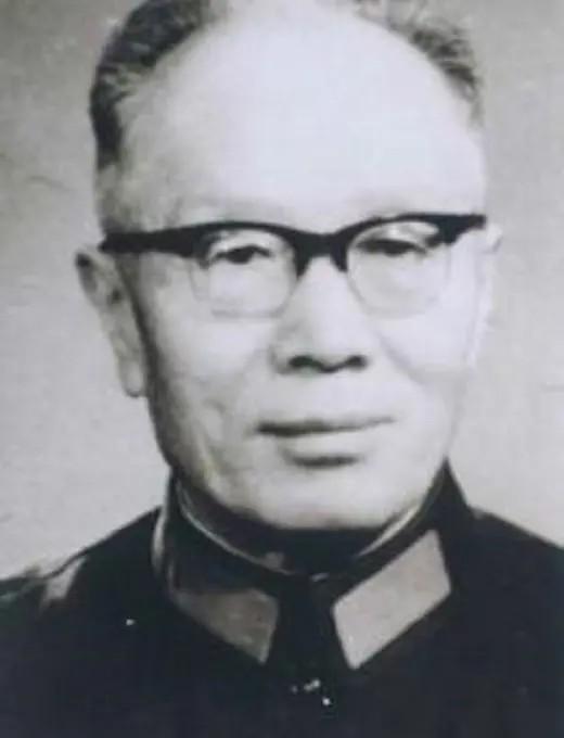 南京保卫战，全团打光，他一个人活着爬出来。被蒋介石下令秘密枪决，他翻墙跑了。被日