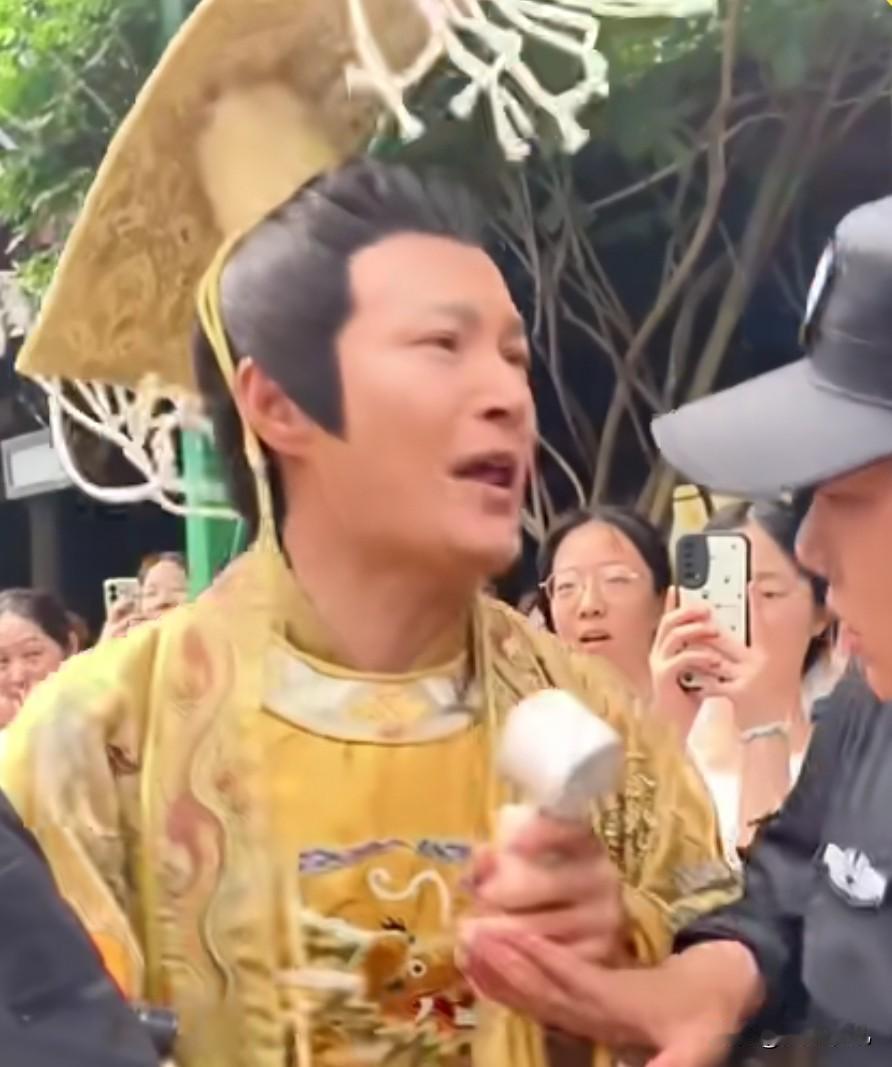 演员郑国霖去景区表演被保安拦住演员郑国霖穿着皇帝装，去景区表演，保安必须要