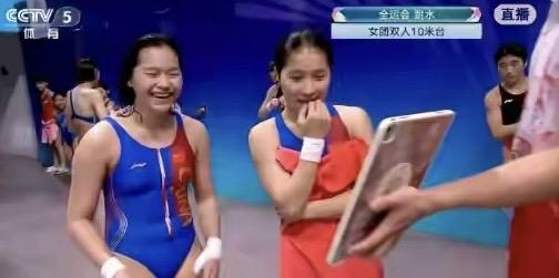 全红婵又拿冠军了！在第十五届全国运动会上，她和队友王伟莹搭档，拿下女子双人10